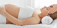 Femme enceinte et jeune maman