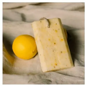 Tranches sur Corde Savon Solide Exfoliant Immortelle 100g - AQUI D'AIA - Soin - Visuel 2
