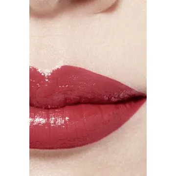 ROUGE ALLURE LAQUE ROUGE À LÈVRES LIQUIDE 65 Imperturbable 5.5ML - CHANEL - Maquillage - Visuel 3