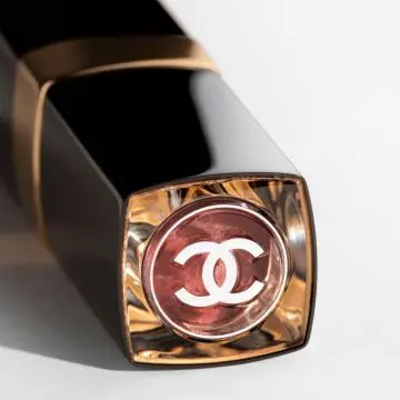 ROUGE COCO FLASH LA COULEUR, LA BRILLANCE, L'INTENSITÉ EN UN ÉCLAIR SUNSET 3G - CHANEL - Maquillage - Visuel 3