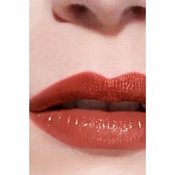 ROUGE COCO FLASH LA COULEUR, LA BRILLANCE, L'INTENSITÉ EN UN ÉCLAIR SUNSET 3G - CHANEL - Maquillage - Visuel 4
