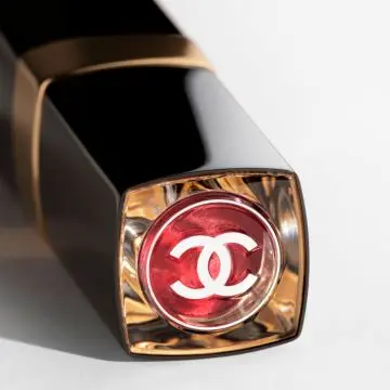 ROUGE COCO FLASH LA COULEUR, LA BRILLANCE, L'INTENSITÉ EN UN ÉCLAIR LATE SUN 3G - CHANEL - Maquillage - Visuel 3