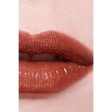 ROUGE COCO FLASH LA COULEUR, LA BRILLANCE, L'INTENSITÉ EN UN ÉCLAIR SUN KISS 3G - CHANEL - Maquillage - Visuel 4