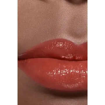 ROUGE COCO FLASH LA COULEUR, LA BRILLANCE, L'INTENSITÉ EN UN ÉCLAIR 282 ZESTY 3G - CHANEL - Maquillage - Visuel 3