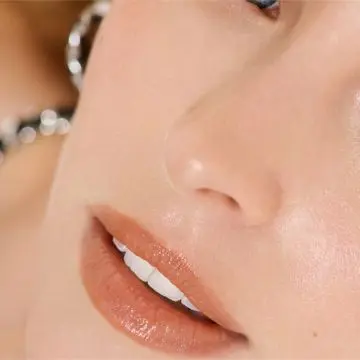 ROUGE COCO FLASH LA COULEUR, LA BRILLANCE, L'INTENSITÉ EN UN ÉCLAIR 282 ZESTY 3G - CHANEL - Maquillage - Visuel 4