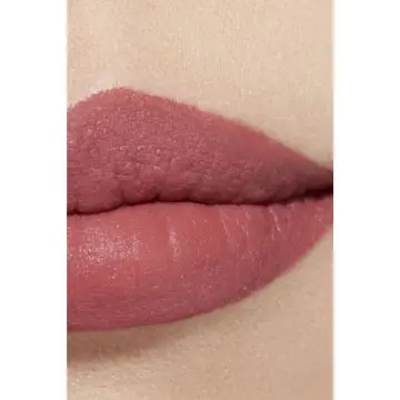 ROUGE ALLURE VELVET LE ROUGE VELOURS LUMINEUX 63 ESSENTIELLE 3.5G - CHANEL - Maquillage - Visuel 4