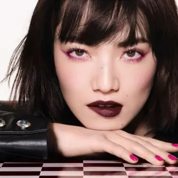 BAUME ESSENTIEL ROUGE NOIR ENLUMINEUR DE TEINT - ÉDITION LIMITÉE CUTE 8G - CHANEL - Maquillage - Visuel 4