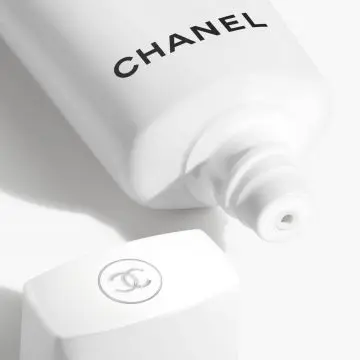UV ESSENTIEL  PROTECTION GLOBALE UV - POLLUTION - ANTIOXIDANT SPF50 TUBE 30ML - CHANEL - Soin - Visuel 2