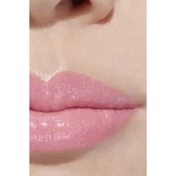 ROUGE COCO BAUME - BRILLANT BAUME & SOIN DES LÈVRES BLUSHING PINK 3G - CHANEL - Maquillage - Visuel 4