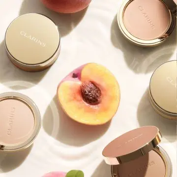 Ever Matte Compact Powder - Poudre compacte matifiante infusée au lait de pêcher Poudre Compact  02 - Light  - Clarins - Maquillage - Visuel 4