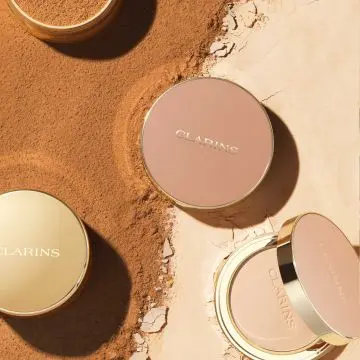 Ever Matte Compact Powder - Poudre compacte matifiante infusée au lait de pêcher Poudre Compact 03-Ligth Médium  - Clarins - Maquillage - Visuel 3