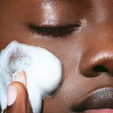 Mousse Nettoyante Peau Neuve Aux Extraits d'Herbes des Alpes & Acides de Pulpes de Tamarin - Toutes Peaux 150ml - Clarins - Soin - Visuel 3 Mousse Nettoyante Peau Neuve Aux Extraits d'Herbes des Alpes & Acides de Pulpes de Tamarin - Toutes Peaux 150ml - Clarins - Soin - Visuel 3