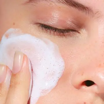 Doux Nettoyant Moussant Apaisant Nettoyant Visage - Peaux très Sèches ou Sensibles  125ml - Clarins - Soin - Visuel 2 Doux Nettoyant Moussant Apaisant Nettoyant Visage - Peaux très Sèches ou Sensibles  125ml - Clarins - Soin - Visuel 2