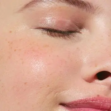 Lotion Tonique Apaisante Aux Extraits de Camomille & Fleur de Safran - Peaux Très Sèches ou Sensibles 200ml - Clarins - Soin - Visuel 3 Lotion Tonique Apaisante Aux Extraits de Camomille & Fleur de Safran - Peaux Très Sèches ou Sensibles 200ml - Clarins - Soin - Visuel 3