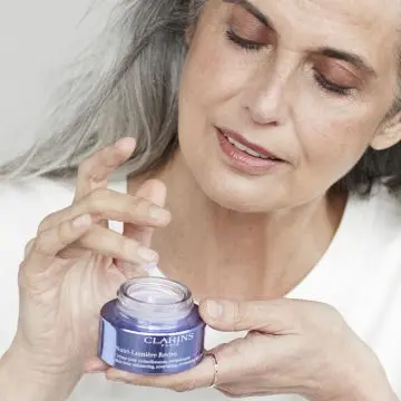 Nutri-Lumière - Crème jour embellissante revitalisante   Soin anti-âge 60+ Pot 50ml - Clarins - Soin - Visuel 3