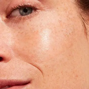 Stick Solaire Invisible SPF50 Visage & Zones Sensibles 17g - Clarins - Soin - Visuel 2 Stick Solaire Invisible SPF50 Visage & Zones Sensibles 17g - Clarins - Soin - Visuel 2