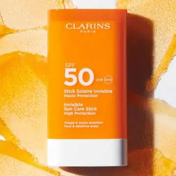 Stick Solaire Invisible SPF50 Visage & Zones Sensibles 17g - Clarins - Soin - Visuel 3 Stick Solaire Invisible SPF50 Visage & Zones Sensibles 17g - Clarins - Soin - Visuel 3