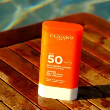 Stick Solaire Invisible SPF50 Visage & Zones Sensibles 17g - Clarins - Soin - Visuel 4 Stick Solaire Invisible SPF50 Visage & Zones Sensibles 17g - Clarins - Soin - Visuel 4