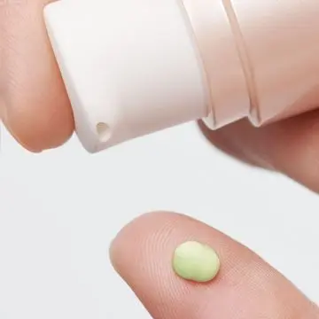 Calm-Essentiel Gel anti-rougeurs à l'extrait de sauge sclarée* Tube 30ml - Clarins - Soin - Visuel 2