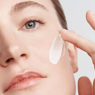 Calm-Essentiel Emulsion Apaisante à l'extrait de sauge sclarée* Tube 50ml - Clarins - Soin - Visuel 3