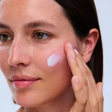 UV Plus Skin Barrier Écran Quotidien Multi-Protection Jeunesse SPF50+ 30ml - Clarins - Soin - Visuel 2