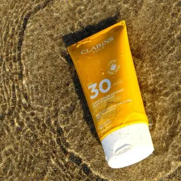 Crème Solaire Jeunesse SPF30 Corps 150ml - Clarins - Soin - Visuel 4 Crème Solaire Jeunesse SPF30 Corps 150ml - Clarins - Soin - Visuel 4