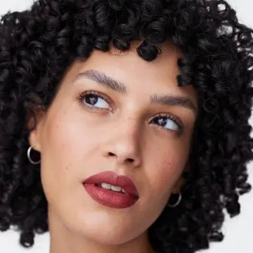 Clinique Pop Rouge à Lèvres Longue Tenue Fini Satiné 35 Cola Pop - Clinique - Maquillage - Visuel 3