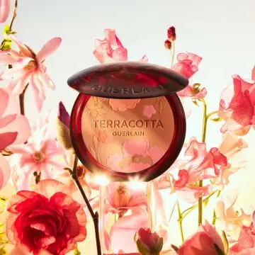 Terracotta Flower Blossom - Édition Limitée La Poudre Éclat Bonne Mine Naturelle - 96% d'Ingrédients d'Origine Naturelle  - Guerlain - Maquillage - Visuel 3