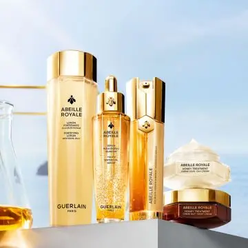 Coffret Abeille Royale Sérum Advanced Double R Renew & Repair, Sérum Huile-en-Eau Jeunesse, Crème Jour Honey Treatment & Lotion Fortifiante  - Guerlain - Soin - Visuel 4 Coffret Abeille Royale Sérum Advanced Double R Renew & Repair, Sérum Huile-en-Eau Jeunesse, Crème Jour Honey Treatment & Lotion Fortifiante  - Guerlain - Soin - Visuel 4