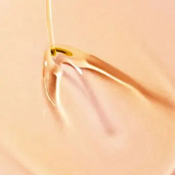 Very Rose Huile Délicate Démaquillante 150ml - Nuxe - Soin - Visuel 3 Very Rose Huile Délicate Démaquillante 150ml - Nuxe - Soin - Visuel 3