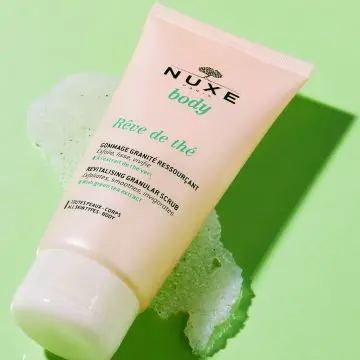 Nuxe Body Rêve de Thé Gommage Granité Ressourçant 150ml - Nuxe - Soin - Visuel 2