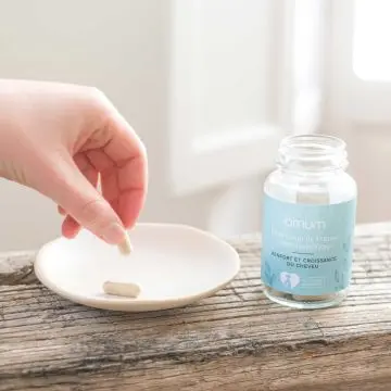 Coffret Cheveux Omum & Chou² Shampoing Ma Bulle Douceur, Complément Alimentaire Mon Coup de Pousse & Chouchou Satin  - Omum - Soin - Visuel 2 Coffret Cheveux Omum & Chou² Shampoing Ma Bulle Douceur, Complément Alimentaire Mon Coup de Pousse & Chouchou Satin  - Omum - Soin - Visuel 2