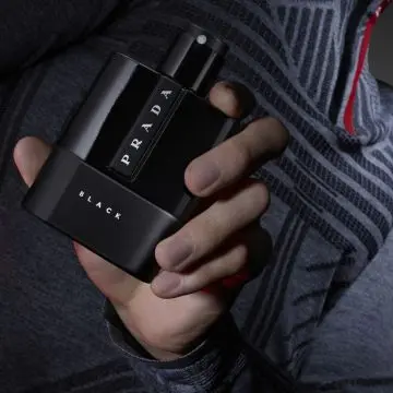 Luna Rossa Black Recharge Eau de Parfum 150ml - Prada - Parfum - Visuel 4 Luna Rossa Black Recharge Eau de Parfum 150ml - Prada - Parfum - Visuel 4