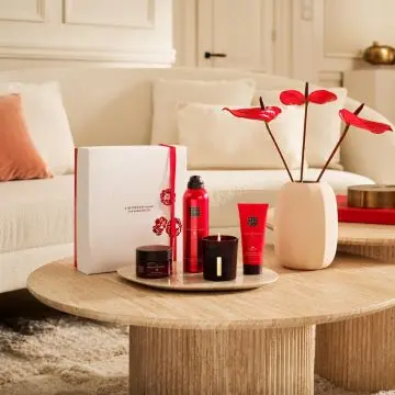 Coffret The Ritual of Ayurveda Mousse de Douche, Crème et Gommage Corps & Bougie  - Rituals - Soin - Visuel 2