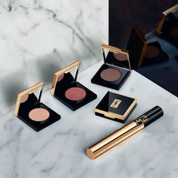 Satin Crush Ombre à Paupières - Eclat satiné 01 Scandalous Beige - Yves Saint Laurent - Maquillage - Visuel 2 Satin Crush Ombre à Paupières - Eclat satiné 01 Scandalous Beige - Yves Saint Laurent - Maquillage - Visuel 2