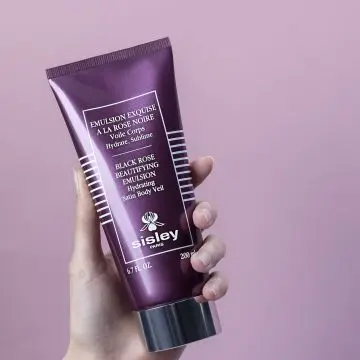 ÉMULSION EXQUISE À LA ROSE NOIRE Emulsion hydratante et sublimatrice  200ml - Sisley - Soin - Visuel 4