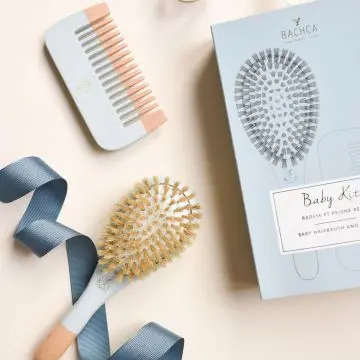 Baby Kit Blue Brosse 100% sanglier petit modèle + peigne bois  - Bachca - Accessoire - Visuel 2 Baby Kit Blue Brosse 100% sanglier petit modèle + peigne bois  - Bachca - Accessoire - Visuel 2
