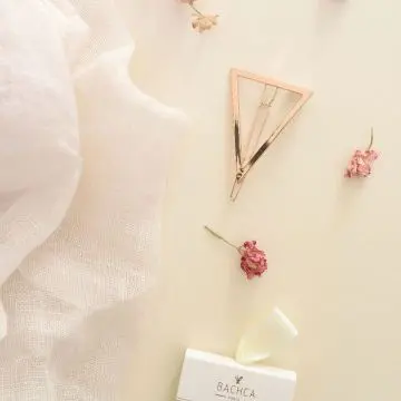 Barrette triangle  Barrette triangle  Barrette métal ronde  - Bachca - Accessoire - Visuel 2 Barrette triangle  Barrette triangle  Barrette métal ronde  - Bachca - Accessoire - Visuel 2