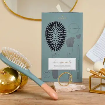 Coffret Les essentiels Eucalyptus Brosse sanglier/nylon + pinceau blush + pinceau paupières biseauté + barrette ronde  + pochette coton  - Bachca - Accessoire - Visuel 2