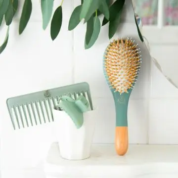 Coffret Trio Eucalyptus Brillance Brosse Démêlage et Brillance, Peigne & Pince  - Bachca - Accessoire - Visuel 2 Coffret Trio Eucalyptus Brillance Brosse Démêlage et Brillance, Peigne & Pince  - Bachca - Accessoire - Visuel 2