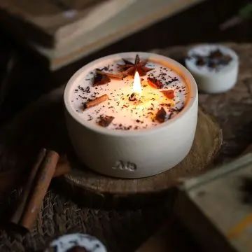 Thé & pain d'épices Bougie fleurie et parfumée 200g - Maison Séjour - Accessoire - Visuel 2