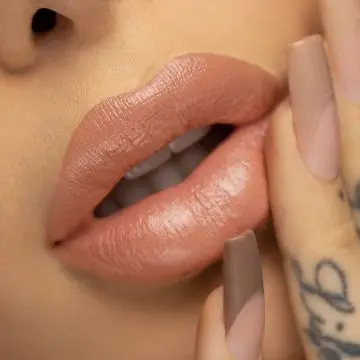 Rouge à Lèvres Nude Desert C2 - Nabilla Beauty - Maquillage - Visuel 2
