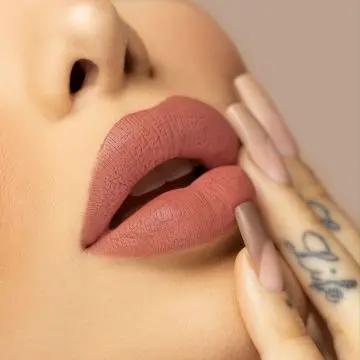 Rouge à Lèvres Nude Sinai M4 - Nabilla Beauty - Maquillage - Visuel 2