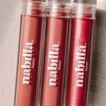 Gloss Hydratant Peachy Nude 01 - Nabilla Beauty - Maquillage - Visuel 3