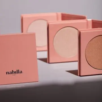 Highlighter Poudre Rose on Fleek 01 - Nabilla Beauty - Maquillage - Visuel 3
